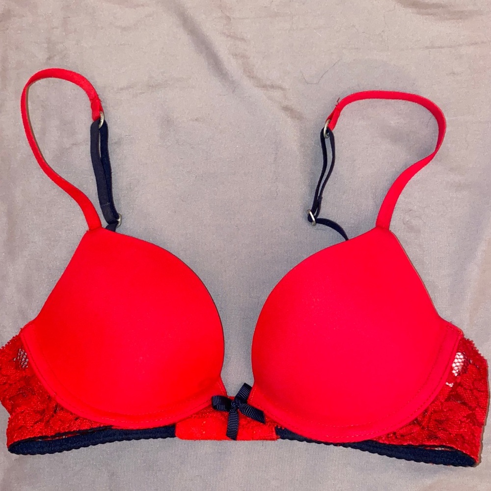 Gilly Hicks Push Em Up Plunge 32A